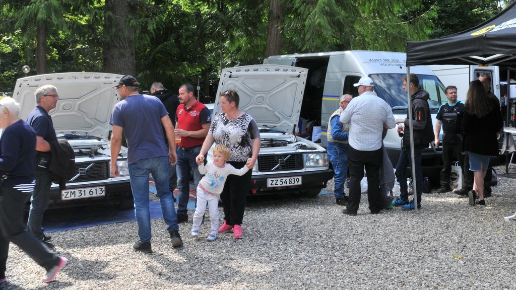 Der er altid stor interesse for de gamle Volvo 242 Turbo, når serviceområdet besøges af publikum
(Foto: rallypics.dk – Viggo Johansen)